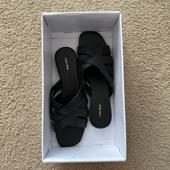 & Other Stories black flat woven sandals - Picture 3 of 3